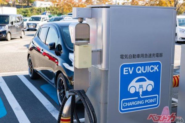 EVの普及するためには、充電スタンドの拡充、バッテリーや、電気エネルギーなどの問題がある。また、ユーザーによるEVの特性への理解も必要となってくる（写真：あんみつ姫-stock.adobe.com）