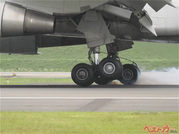 窒素は過酷な使用環境にさらされる航空機タイヤ向けに使われた（Yoshihiro@Adobestock）