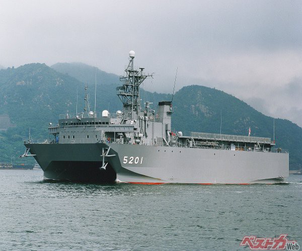 海上自衛隊のひびき型音響測定艦の1番艦AOS「ひびき」。水中放射雑音を低減するためにディーゼル・エレクトリック方式の主機関を搭載する（海上自衛隊ホームページより）