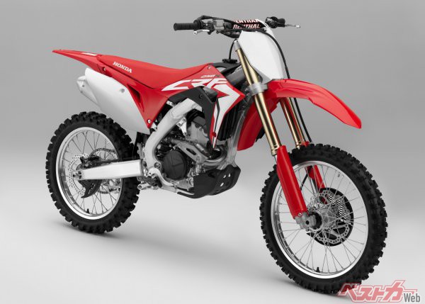 ホンダCRF250L。ジャンプの撮影では2018～2020年型が使用された（写真は2018年型　当時価格83万1600円）。レーサーだけに車重は108kgと超軽量。2022年型で現行型にフルチェンジされた