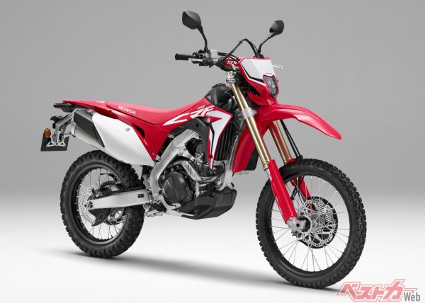 ロードゴーイングレーサーのホンダCRF450L。エンジンはCRF450Rをベースに各部を仕様変更し、1段ギアの多い6速ミッションとしている。燃料タンクは専用のチタン製だ。当時価格129万6000円