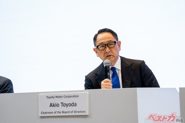2023年5月、トヨタの完全子会社であるダイハツの不祥事についてタイのバンコクで記者会見し謝罪するトヨタ自動車の豊田章男会長