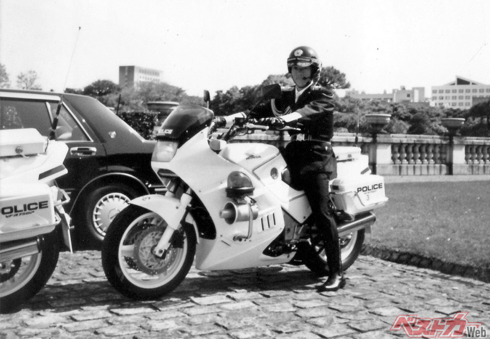 儀礼服もバイクも借り物で、なんちゃって警衛課員に