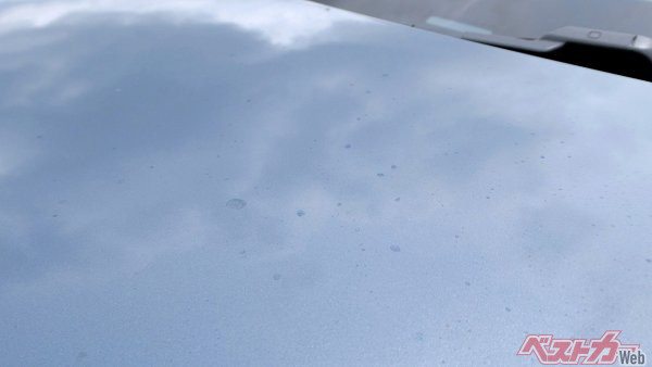 イオンデポジットは、濡れタオルなどで拭き取れば取り除けるが、ウォータースポットは塗装面へダメージを与えているため、塗装面を研磨しないと取り除くことは難しい（PHOTO：写真AC_四季空）