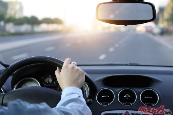 クルマの音が気になり、ディーラーへ。実際に整備士にチェックしてもらうと、音が鳴らなくなる。不思議な出来事だ(写真:ambrozinio – stock.adobe.com)