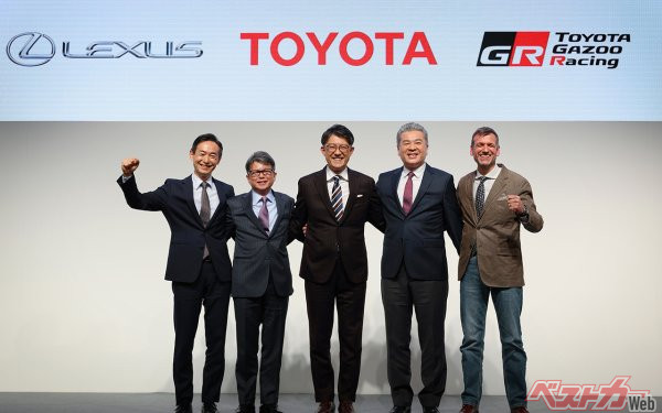佐藤恒治新社長を中心とするトヨタの新たな経営陣。一丸となって負けられない戦いに挑む<br>