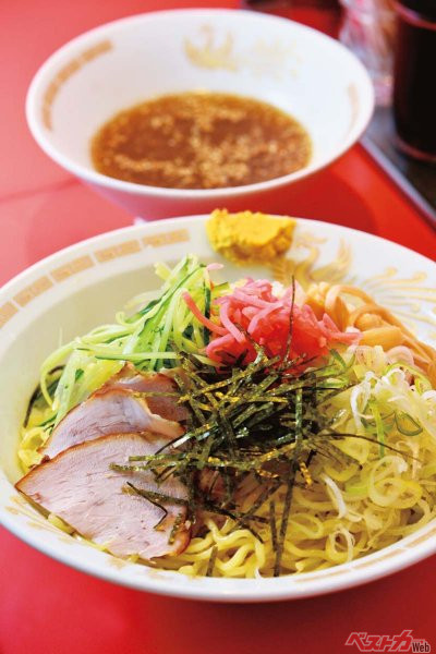 『中華そば専門　一龍』冷やし中華つけ麺　950円　約40年前の創業から続く夏の味。提供は9月上旬頃まで。豚もも肉のチャーシューやモヤシ、海苔などが入る。つけダレは白胡麻入りで香り豊か