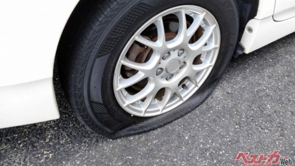 空気圧不足や劣化によるタイヤのひび割れに注意