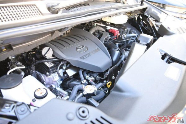 ヴェルファイアZ Premierの2.4L直4ターボエンジン。筆者はアクセル開度の高いユーザーはこちらを選ぶべきと指摘