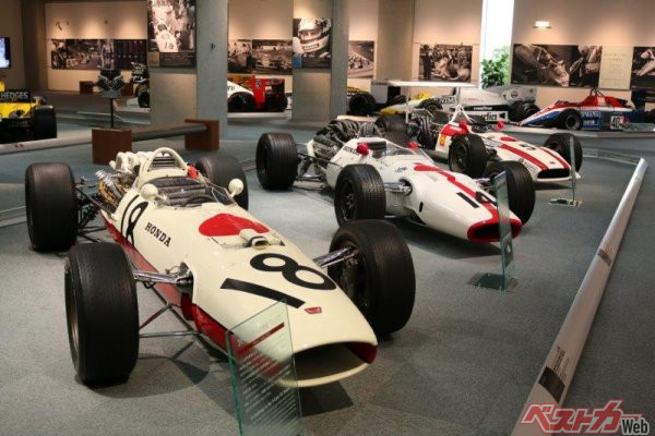 ホンダコレクションホールには、ホンダが築いてきた歴史を示す約300点の乗り物が展示されている。レースマシンから、バイクやファミリーカーなど盛りだくさん！　