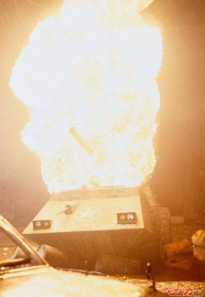 火炎瓶を車内に投げ込まれ燃えるレディバード