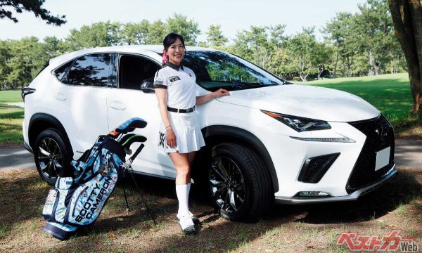 愛車、レクサスNX300h Fスポーツから現れたのはゴルフ・ティーチングプロの小澤美奈瀬さん。愛車も白。ウェアも白。あぁ～、とってもいいです～！