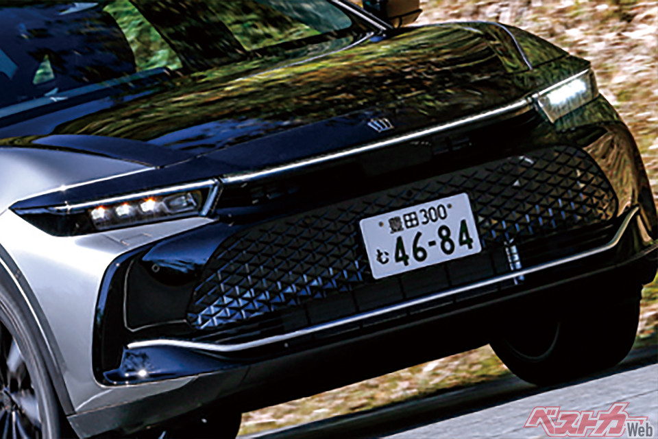 電動4WDかV6 FRか!? クラウンクロスオーバー vs スカイライン400R 名門