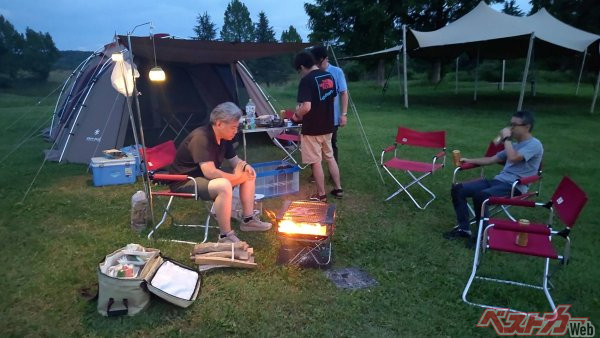 夕暮れとともにキャンプ場ではランタンと焚火のなかで雰囲気もバッチリになっていった