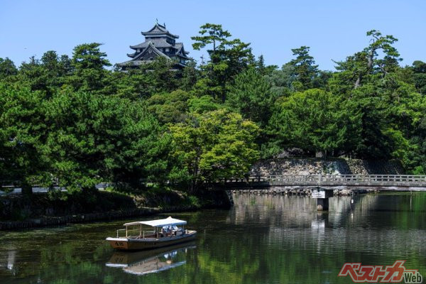 国宝松江城のお堀約3.7㎞を約50分かけて周遊する堀川遊覧船にホンダの電動推進機が搭載され、8月から実証実験を開始