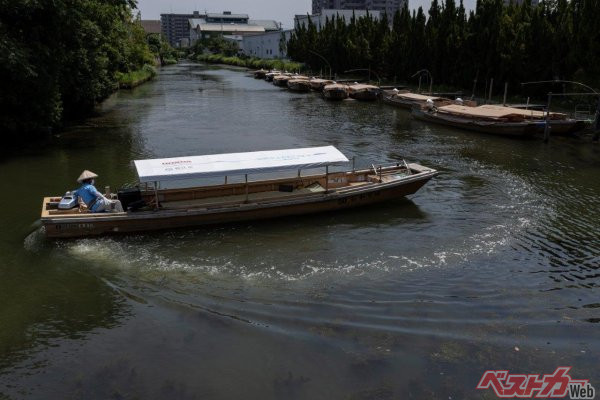 最小回転半径はエンジン船の1.8ｍに対し、電動推進機搭載線は1.1ｍと圧倒的に小さい