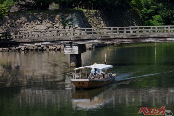 風情のある景色をゆっくりくつろいで楽しむことができる電動推進機を搭載した堀川遊覧船