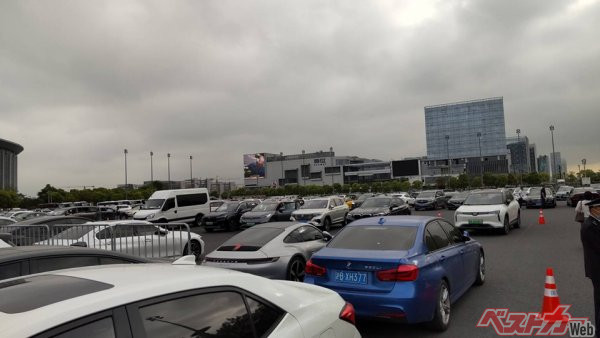 上海モーターショー会場すぐ近くにある駐車場を埋め尽くす膨大な車両の数々。ポルシェにBMW、日本でもおなじみの欧州車ブランドのモデルも