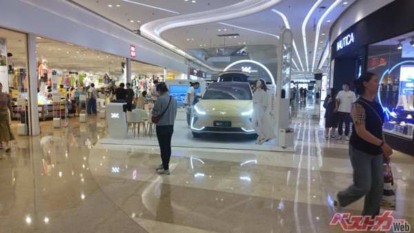 北京市内のショッピングセンター内にはところどころにカーショップが