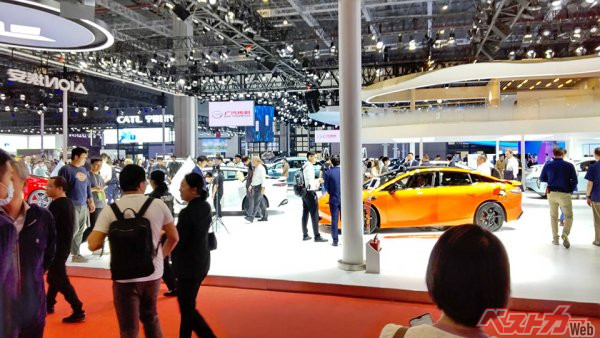 上海モーターショーの中国車メーカーブースにはご覧のように多くの人だかりが