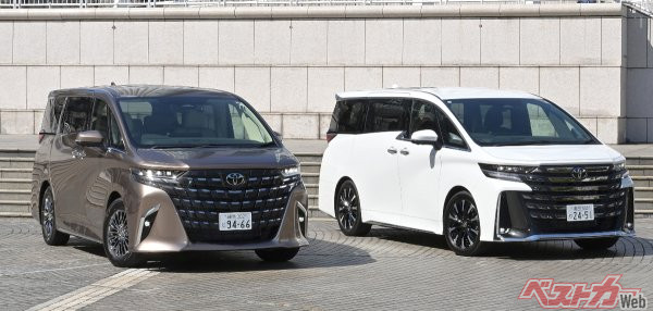 今最もホットな日本車のアルファード(写真左)、ヴェルファイア(写真右)