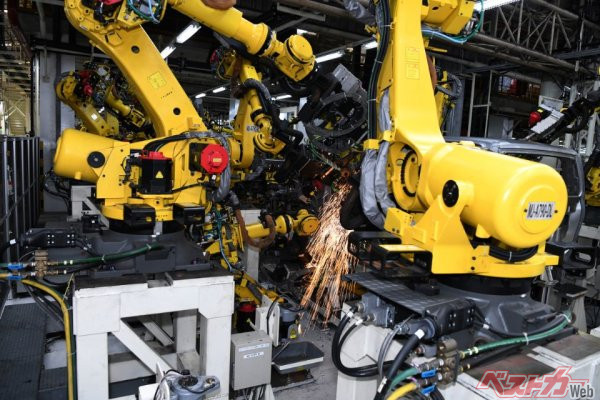 工場の組み立てラインは最先端の産業用ロボットが積極的に導入され、自動化が進んでいる。溶接や鉄板加工などロボットの得意文化はロボットが担う