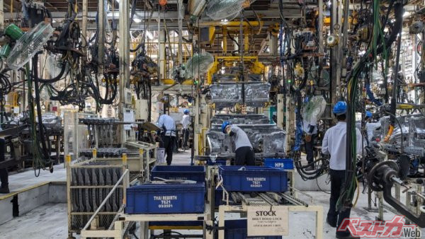 安全管理を徹底したうえで、作業員の効率化と省力化が図られている。自動車の組み立て工場って「カイゼン」の集合体なのだった