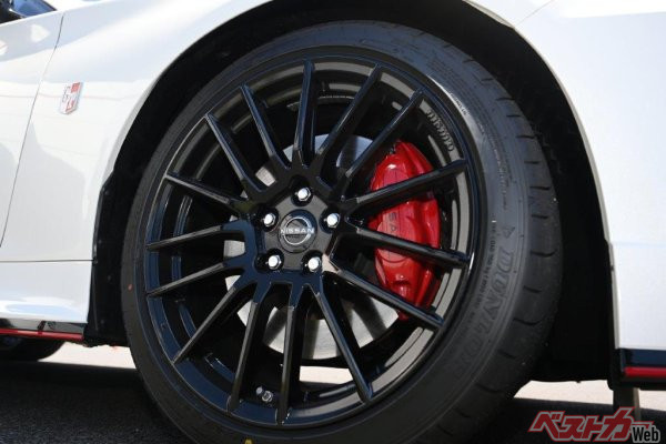 ノーマルの400Rではランフラットタイヤを装着していたが、スカイラインNISMOはダンロップの専用開発タイヤを履く