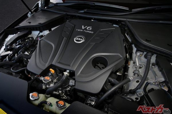 スカイラインNISMOの心臓部。V6の3Lツインターボエンジンはノーマル比15psアップ、最大トルクで25Nmアップの550Nmに