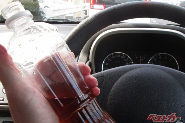 「暑い!! 暑い!! 暑い!!」ぐいーっと飲んじゃったけど大丈夫!? 運転中に飲んじゃダメな飲み物って?