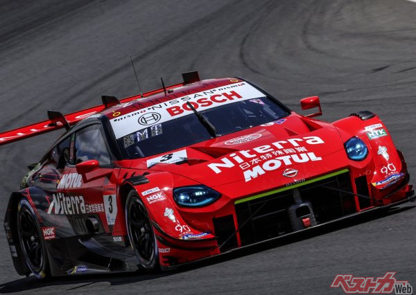 わずか2周で4位からトップに浮上した3号車 Niterra MOTUL Z(千代勝正/高星明誠組)