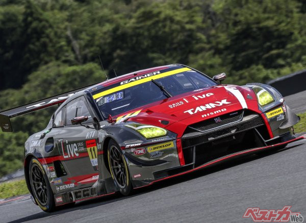 最後の10周で怒涛の追い上げを見せた11号車 GAINER TANAX GT-R(富田竜一郎/石川京侍/塩津佑介組)