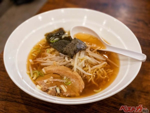 「醤油ラーメン」。味が染みたチャーシューと炒飯の相性も抜群