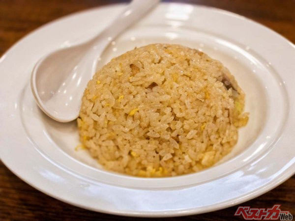 炒飯。米の一粒ひと粒に油がムラなくコーティングされている