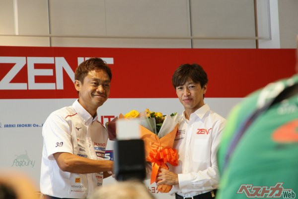 左は盟友 脇阪寿一監督、2009年鈴鹿のシケイン進入の熱い二人のバトルは何度も見直してしまう。