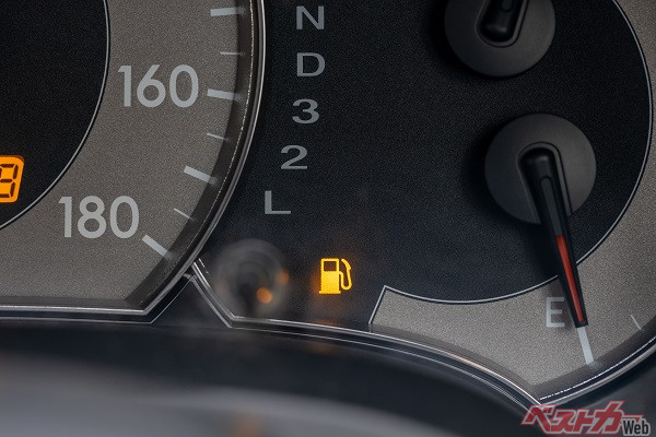 給油警告灯は残量5リットルから10リットルとなっている。燃費性能で差があるが、約50kmは走行可能だという。乗る前に確認しといたほうが無難だ。高速道路でガス欠になった場合は道交法違反となるので注意したい