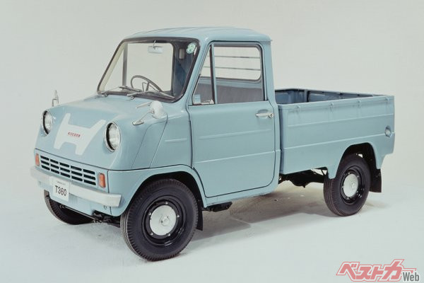 1963年、ホンダは念願の四輪車事業に参入するが、最初のモデルは360cc直列4気筒のDOHCエンジンを搭載した軽トラックだったというのが面白い