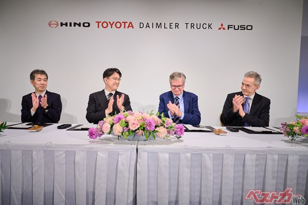 2023年5月30日、経営統合の調印式が行われた。左から小木曽（日野）、佐藤（トヨタ）、ダウム（ダイムラートラック）、デッペン（三菱ふそう）の各CEO