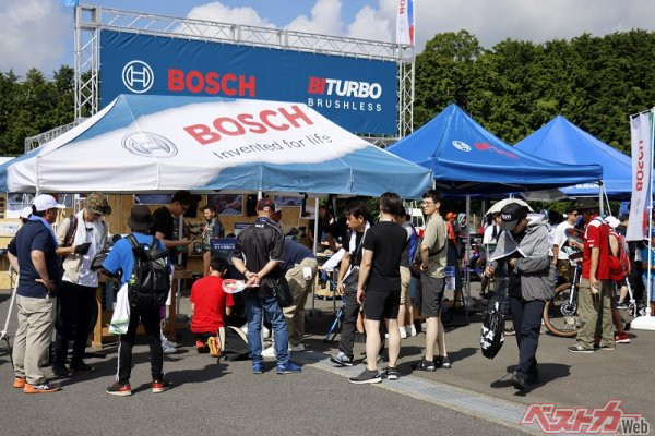 富士スピードウェイで開催されたSUPER GT Rd4の期間中、ボッシュがプロ用電動工具の体験展示を実施