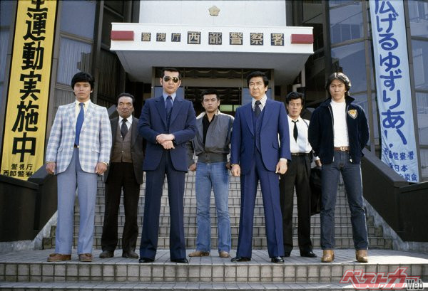 シリーズパート3の西部署メンバー。鳩村として出演する舘さん(右から2人目)