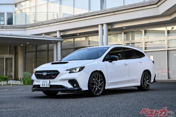 ベースのSTI Sport R EXからほぼ100万円上乗せのSTI Sport ♯。576万4000円という高額ながら発表後、即完売に！