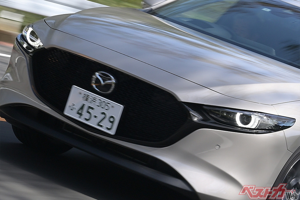 200万円台で圧倒的クオリティ!! 内装の質感が高いマツダ3は走りも