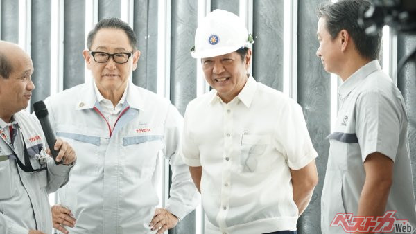 フィリピンのサンタローサ工場を訪れたマルコス大統領（右）と豊田章男会長（左）