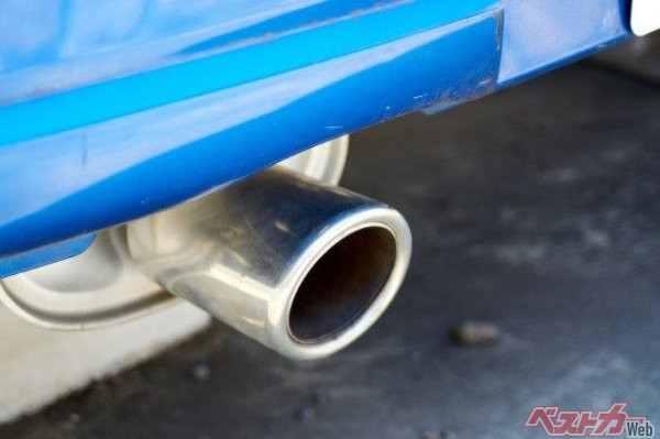 「近接排気騒音」の具体的な測定方法は、マフラー出口から50cm、後方45度にマイクを設置し、排気音の最大音量(近接排気騒音)を測定する(写真:Kentaro Hayashi – stock.adobe.com)