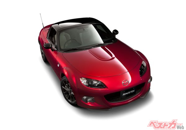 25周年記念車となった3代目はマツダの情熱をイメージさせるソウルレッドが採用されている