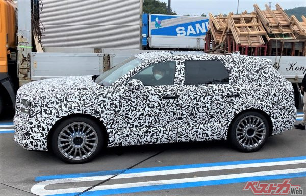 センチュリーSUVとみられるテスト車両。非常に大きなサイズだがセンチュリーらしいフロントマスクが見えてきた【画像提供:中年オタッキーさん】