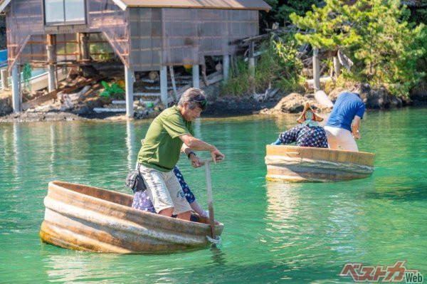 今回の佐渡島試乗会で名物の「たらい舟」を体験する筆者。インプレッサSTの試乗以上に真剣？