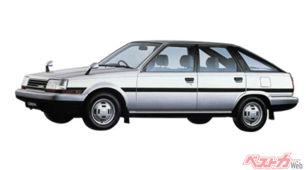 FF化された8代目コロナは当初、5ドアHB車のみの設定となっており、セダンはFRの先代7代目が併売されていた