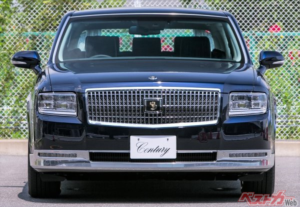 セダンのグリルは格子状になっており、メッキで囲まれる