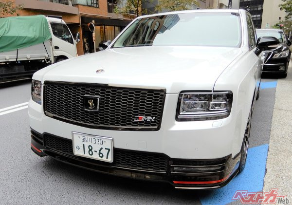 豊田会長専用車のセンチュリーGRMN。こちらのグリルはハニカム構造でしかもブラックアウトされている。もしかしてこのカスタマイズでSUVの方向性を模索していた!?